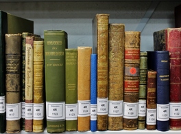 عرض لكتالوج المقتنيات العتيقة بالخط العربي